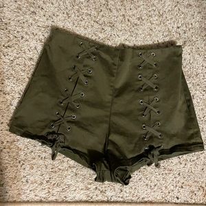 Forever 21 army green lace up pull on shorts. Size small
